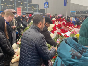 Московские шииты дарят цветы в память о жертвах теракта в Москве