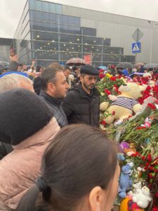 Московские шииты дарят цветы в память о жертвах теракта в Москве